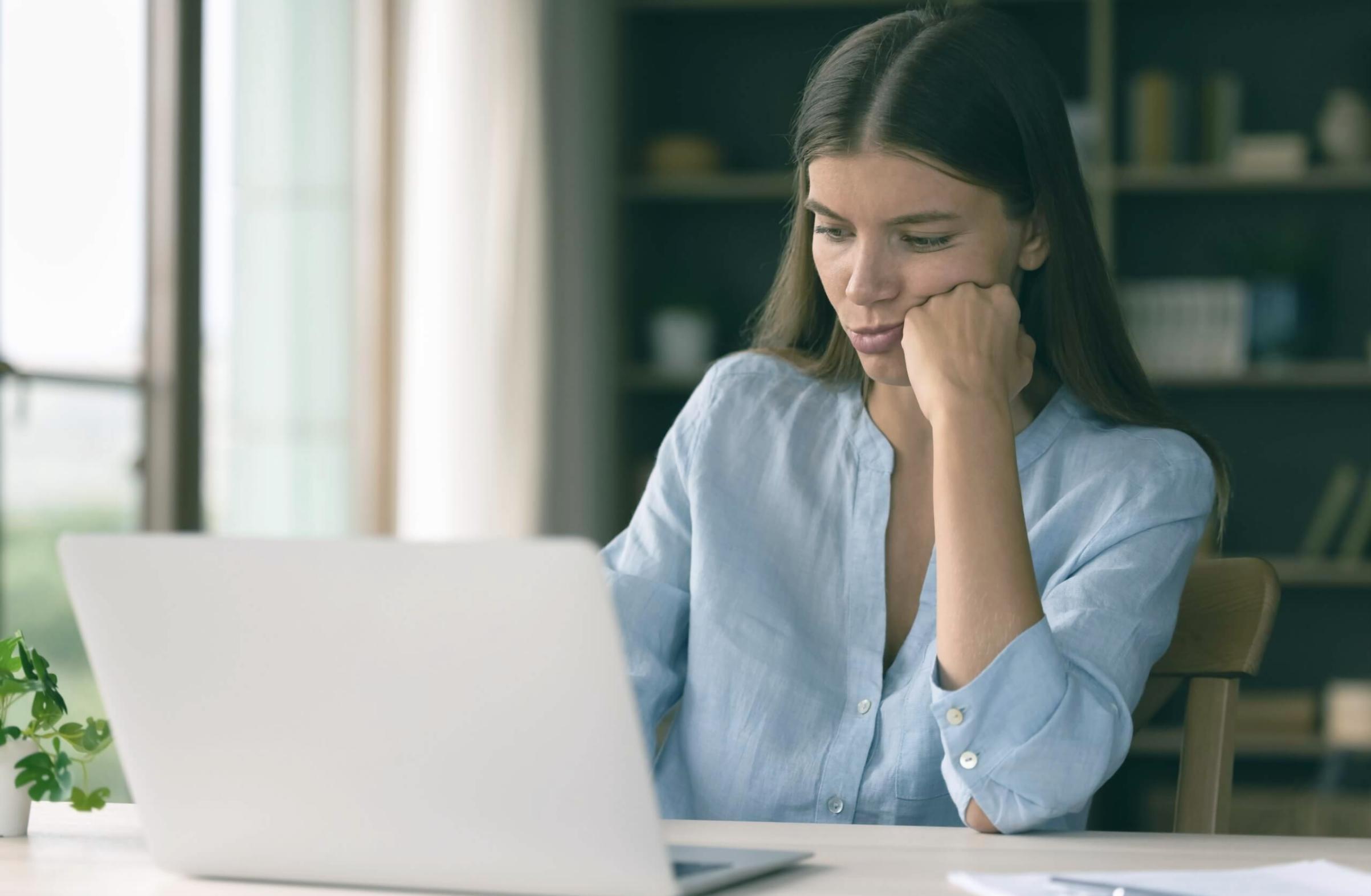 Estudiantes trabajando en proyectos empresariales
